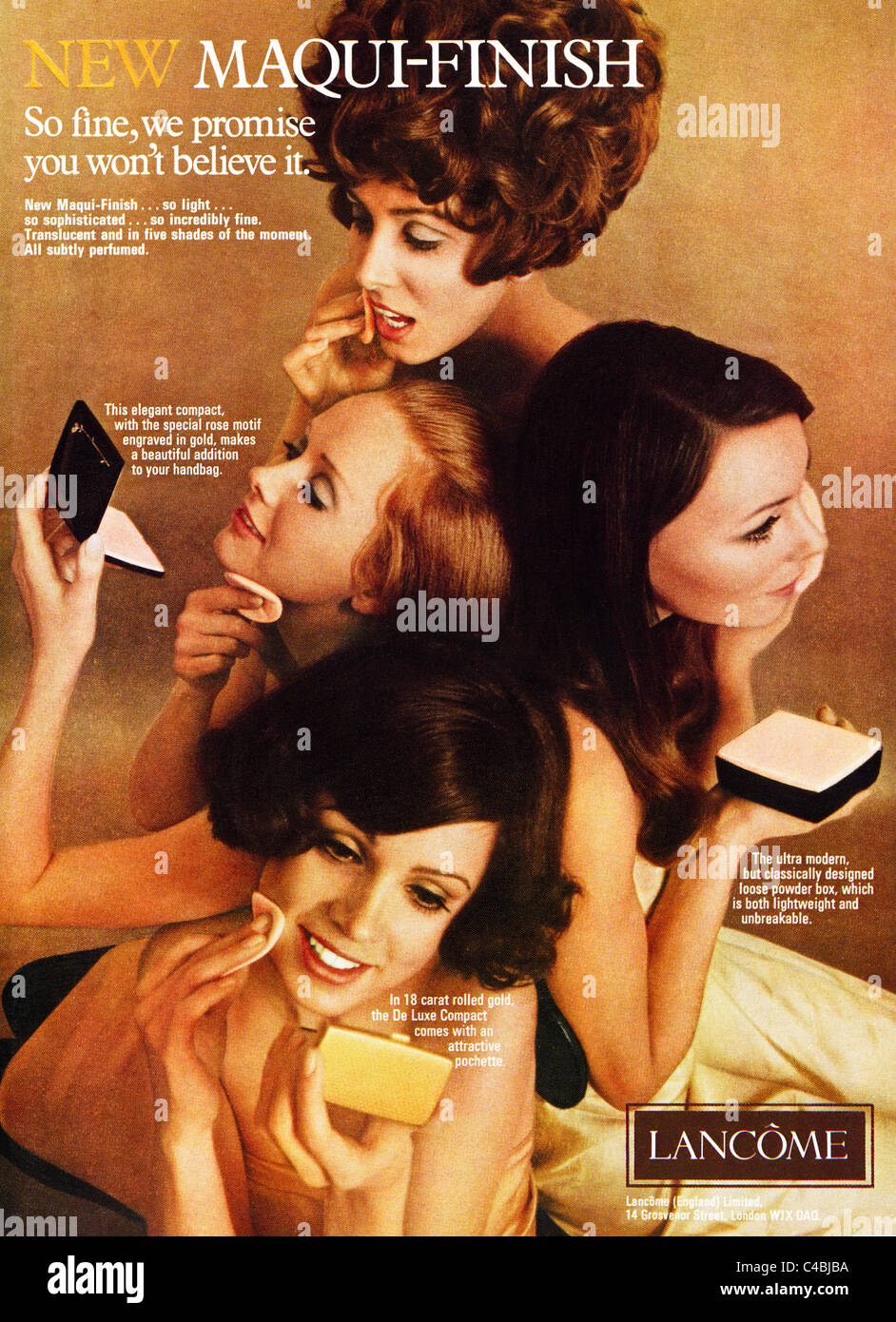 Pagina piena originale di annuncio nella rivista di moda circa 1969 per cosmetici LANCOME Foto Stock
