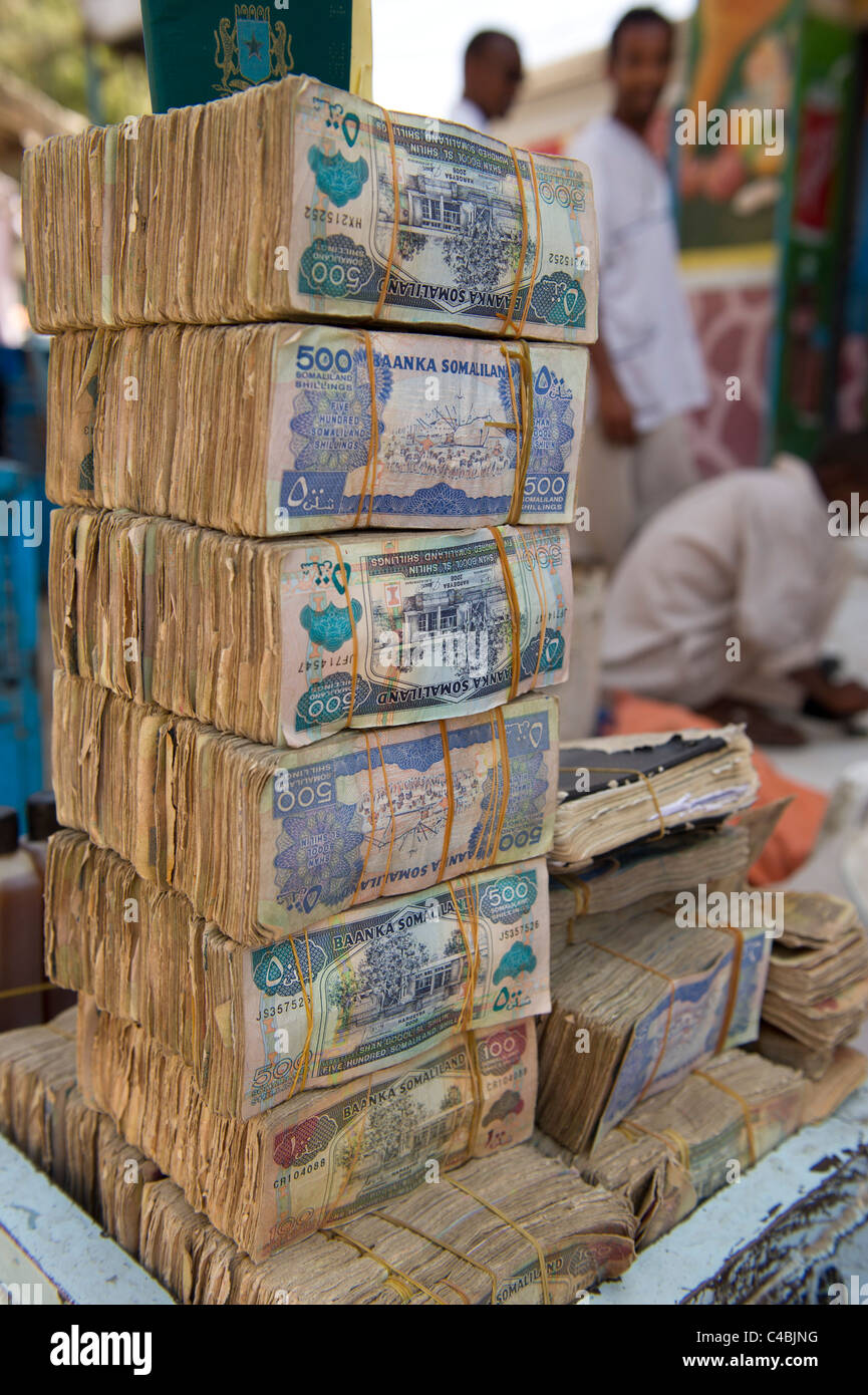 Cambiavalute nel mercato, Hargeisa, il Somaliland e la Somalia Foto Stock