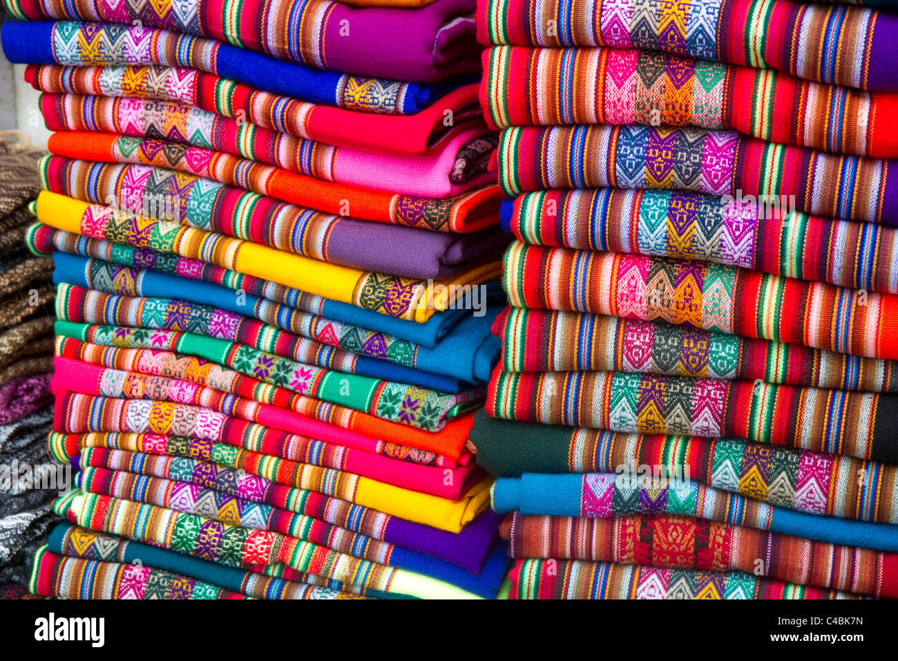 I prodotti tessili venduti a un mercato in Lima, Perù. Foto Stock