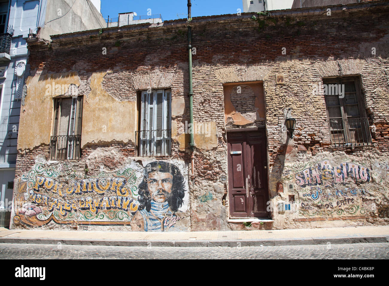 Derelitti facciata di un vecchio edificio in San Telmo, Buenos Aires, Argentina Foto Stock
