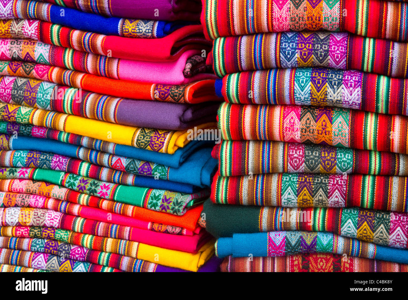 I prodotti tessili venduti a un mercato in Lima, Perù. Foto Stock