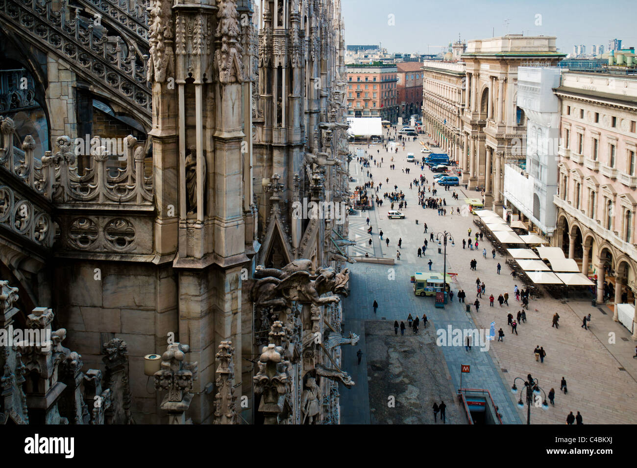 Vista dal Duomo di Milano la strada al di sotto di Foto Stock