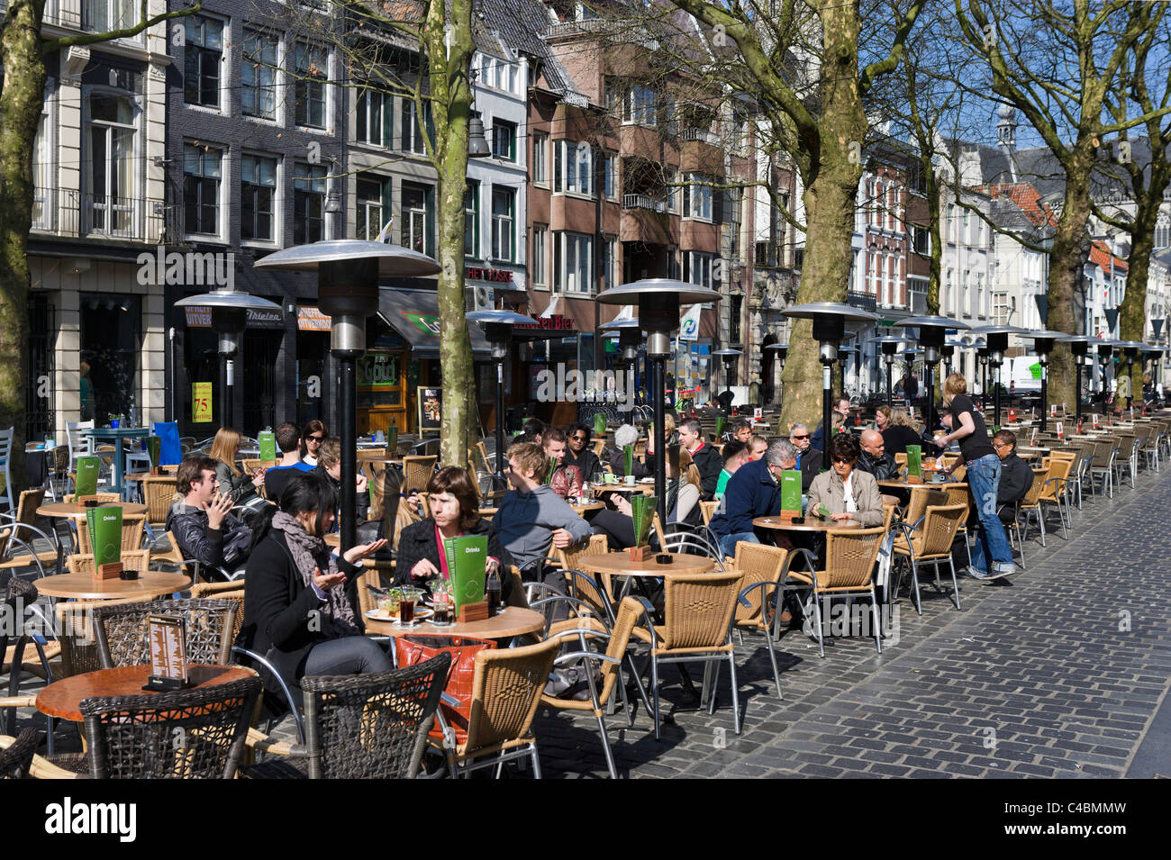 Cafè sul marciapiede in Grote Markt (piazza principale), Breda, Paesi Bassi Foto Stock