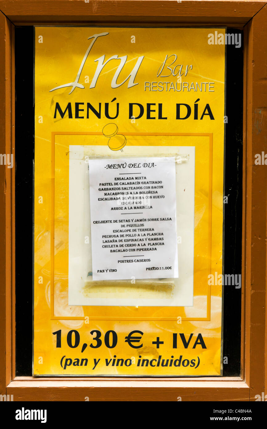 Al di fuori del menu di un ristorante nel centro storico della città (Casco Viejo), Pamplona, Navarra, Spagna Foto Stock