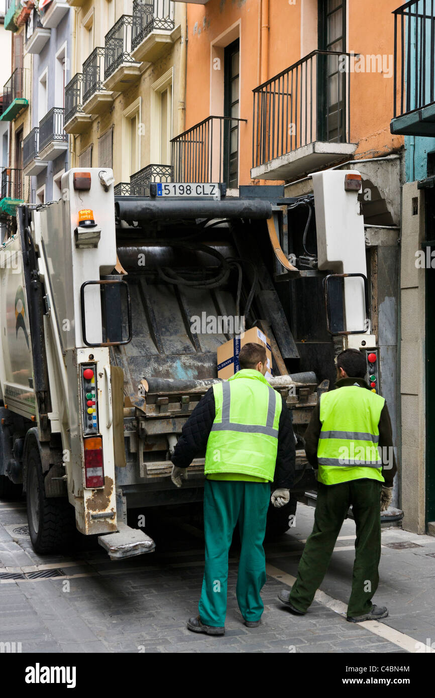 Camion della spazzatura e garbage collector nel centro storico (Casco Viejo), Pamplona, Navarra, Spagna Foto Stock