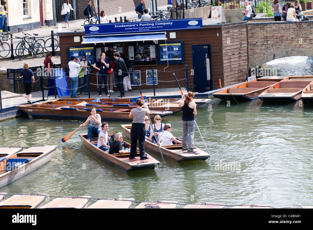 Punt sterline punting Cambridge in barca Gita in barca gite turistiche tradizionali attività di turisti studente i processi di lavoro gli studenti occupazione Foto Stock