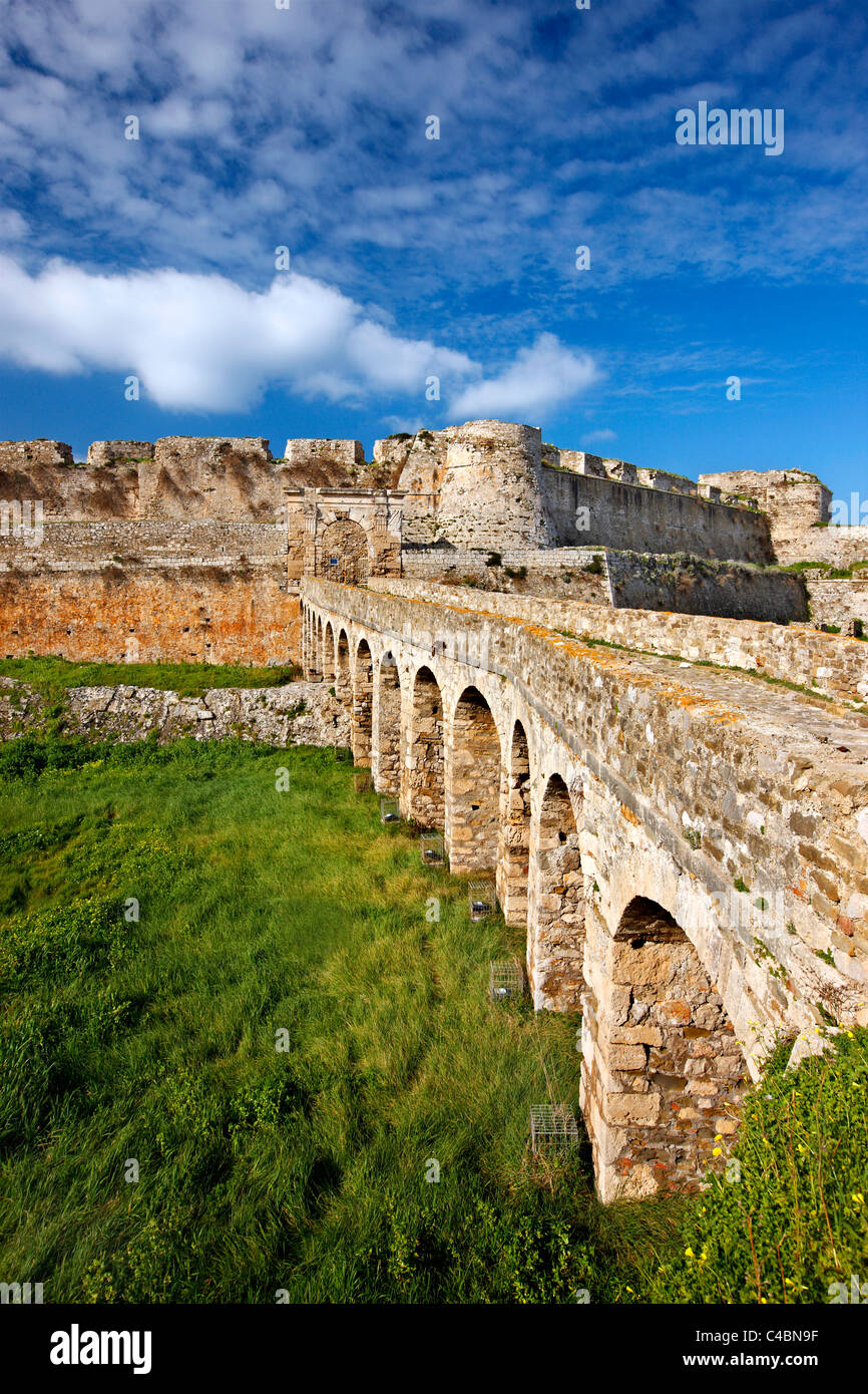 Il ponte di pietra che attraversa il fosso e conduce al castello veneziano di Methoni, Messinia, Peloponneso, Grecia Foto Stock
