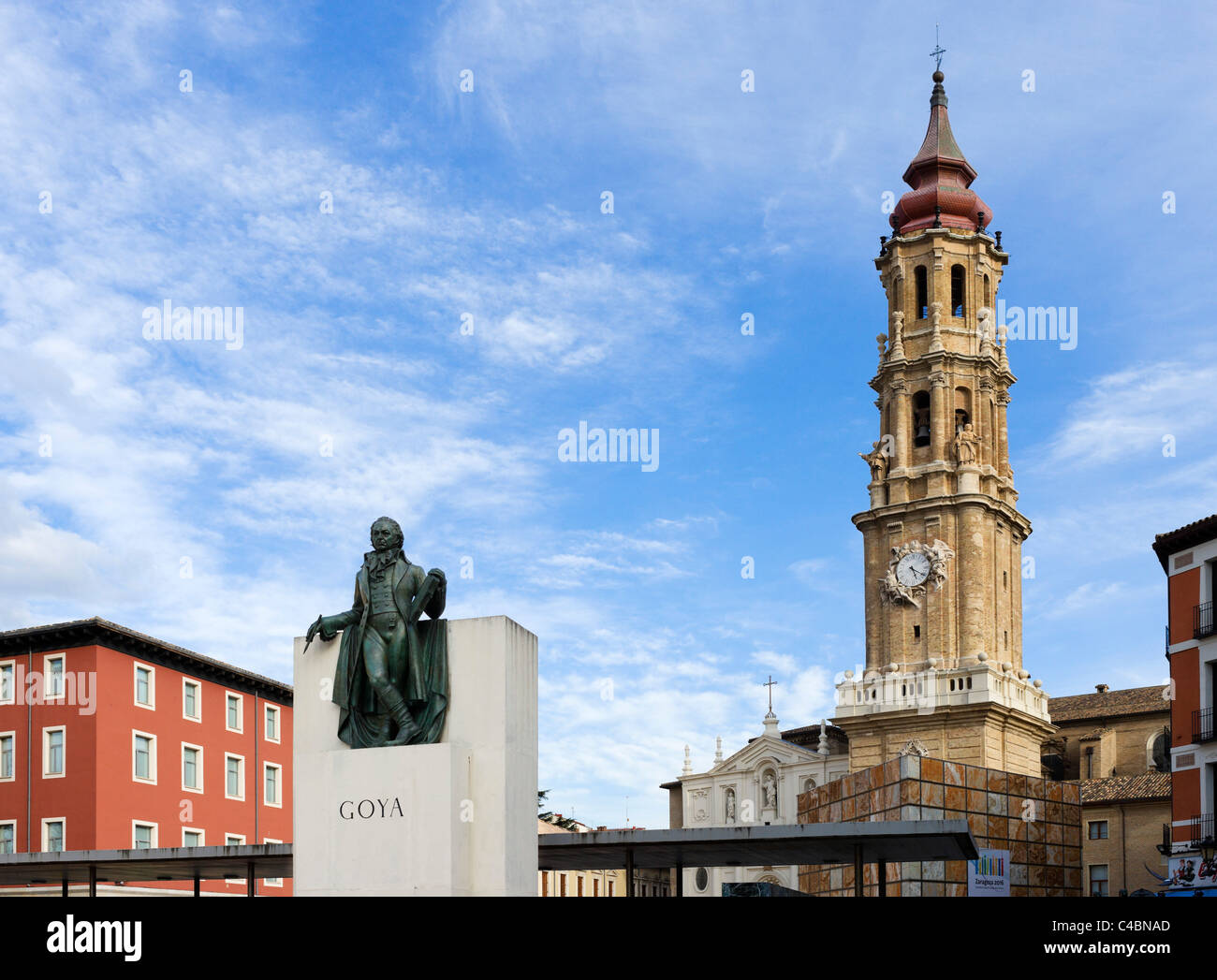 Statua di Goya di fronte alla vecchia cattedrale (La Seo), Plaza del Pilar di Saragozza in Aragona, Spagna Foto Stock
