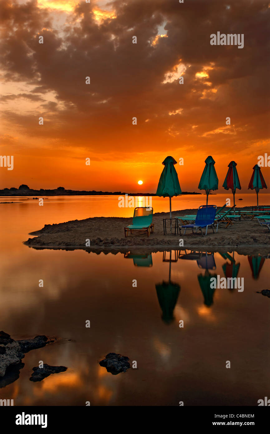 Tramonto a Elafonissos (o 'Elafonissi') spiaggia, prefettura di Chania, Creta, Grecia Foto Stock