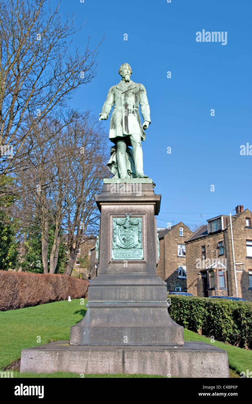 Statua del colonnello Edward Akroyd Halifax proprietario del frantoio e filantropo situato in Boothtown Halifax Yorkshire Foto Stock