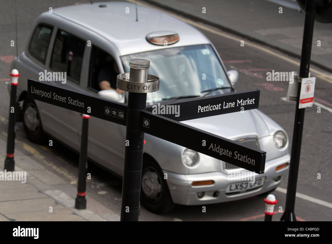 Cartello per Petticoat Lane Market, stazione di Liverpool Street e stazione di Aldgate, Londra Regno Unito con sfondo taxi Silver Foto Stock