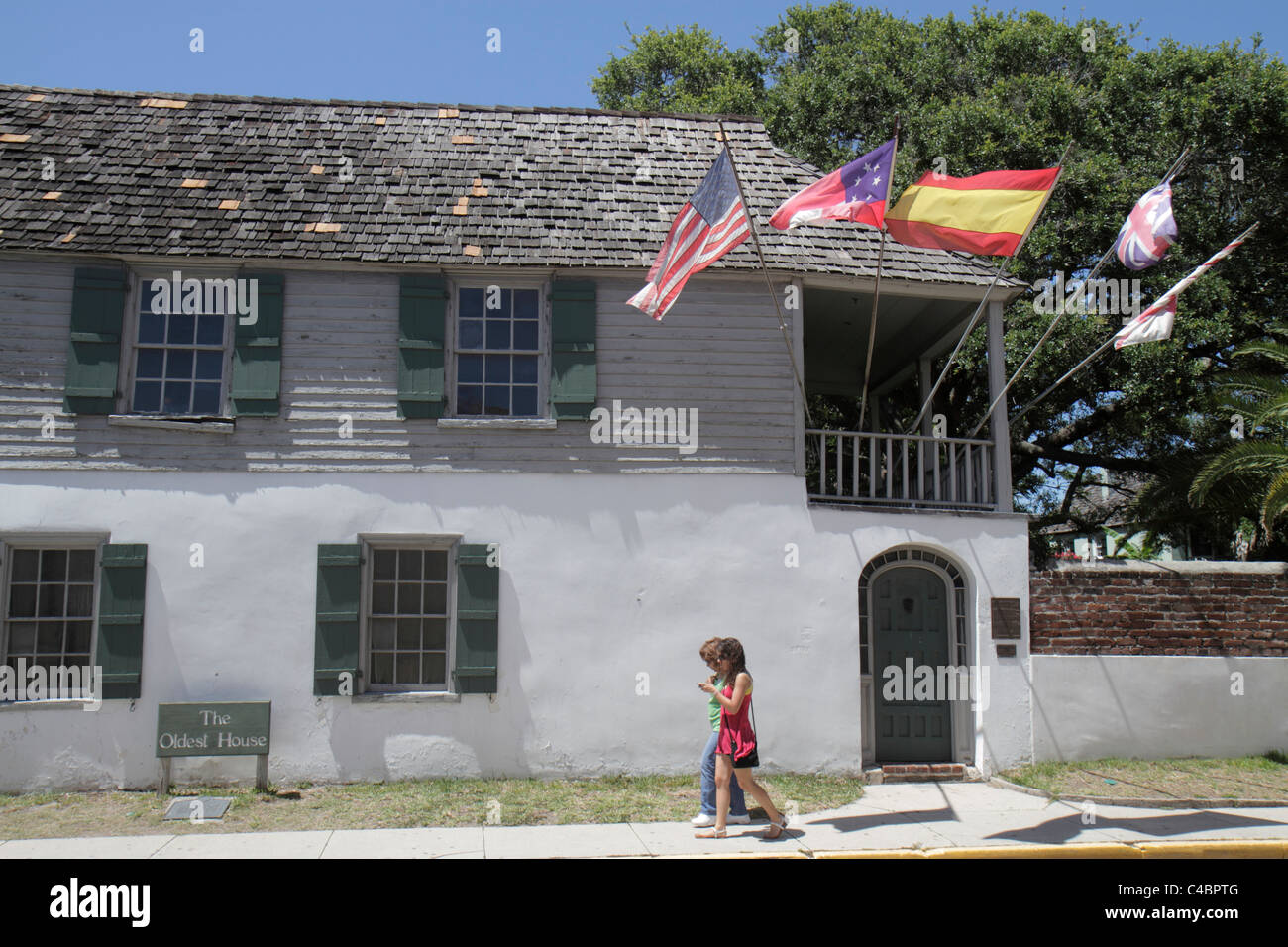 St. Augustine Florida, St Francis Street, il museo più antico della casa, bandiere multiple, la casa di Gonzáles Alvarez, dimora della coquina, 1727, i visitatori viaggiano t Foto Stock