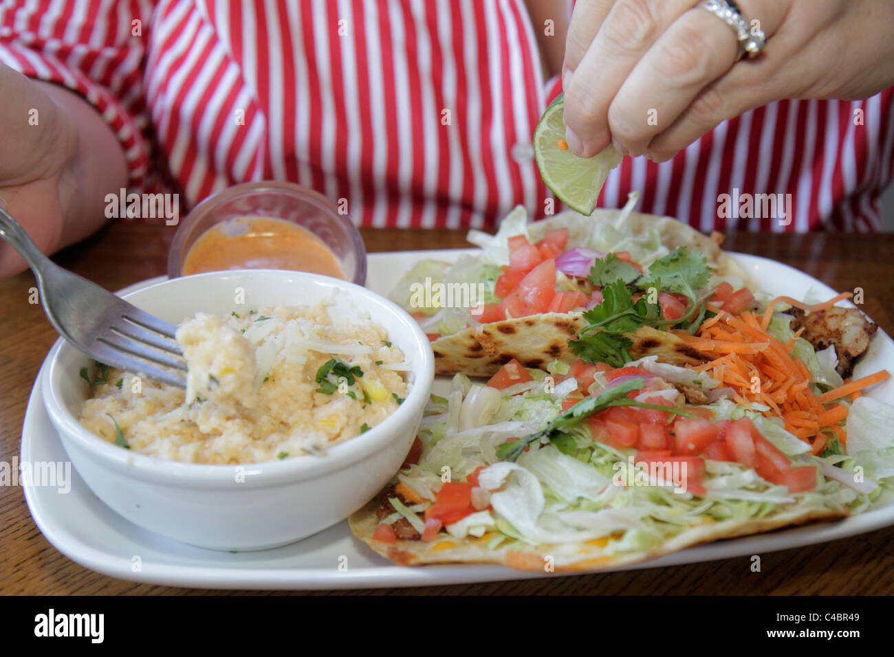 St Saint Augustine Florida, Avenida Menendez, Harry's Seafood Bar Grille, ristorante ristoranti cibo mangiare fuori caffè caffè bistro, piatto, di Foto Stock