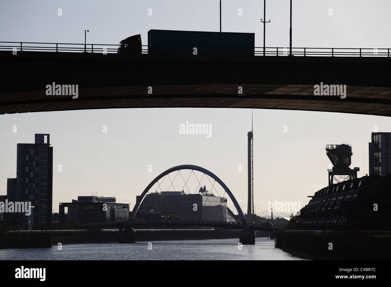 Kingston Bridge Glasgow, guardando a ovest lungo il fiume Clyde verso il Clyde Arc Bridge e Pacific Quay, Scozia, Regno Unito Foto Stock
