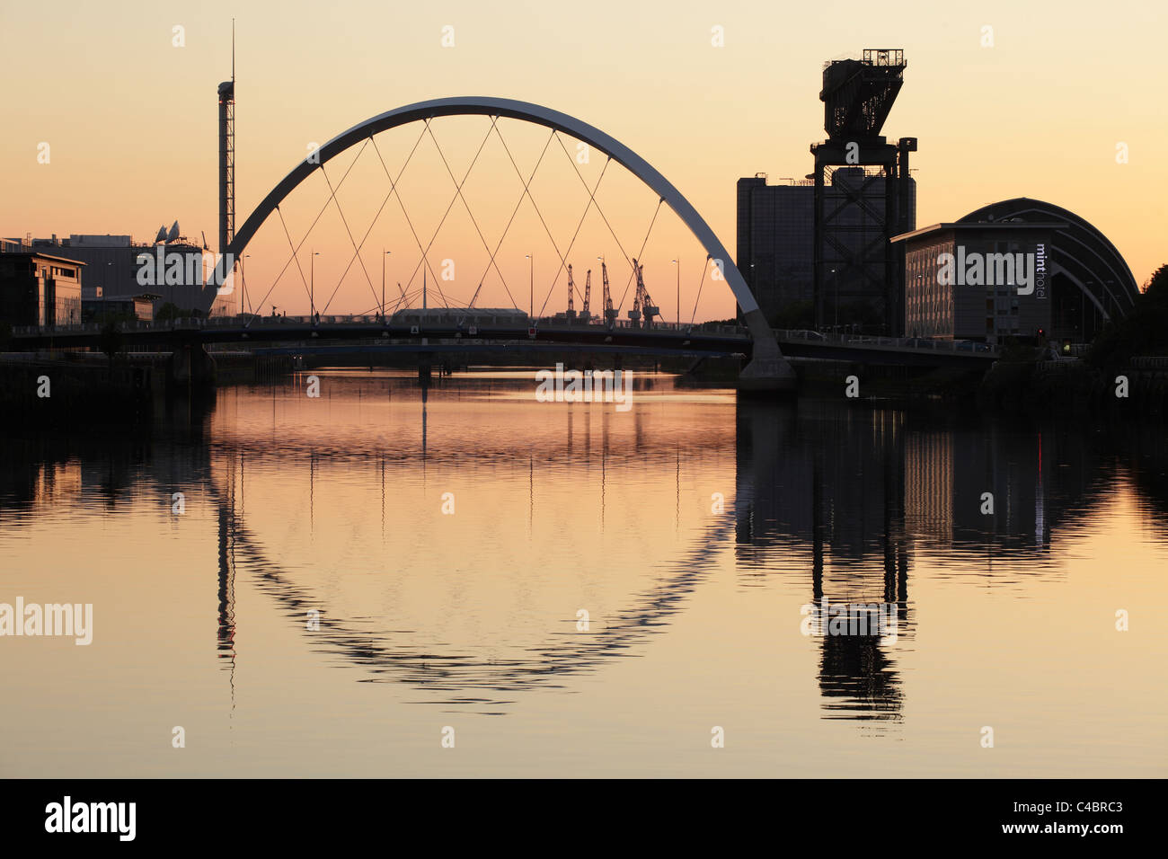 Guardando ad Ovest lungo il fiume Clyde verso il Clyde Arc Bridge al tramonto, Glasgow, Scotland, Regno Unito Foto Stock