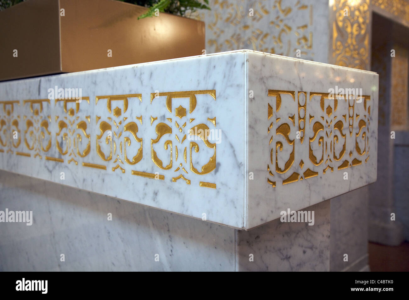 Intarsio dorato in marmo all'interno di Chicago's Rookery edificio, costruito nel 1888, la lobby ridisegnata da Frank Lloyd Wright nel 1905 Foto Stock