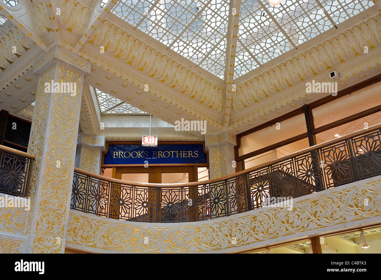 Oro ornata intarsi in marmo all'interno di Chicago's Rookery edificio, costruito nel 1888, la lobby ridisegnata da Frank Lloyd Wright nel 1905 Foto Stock