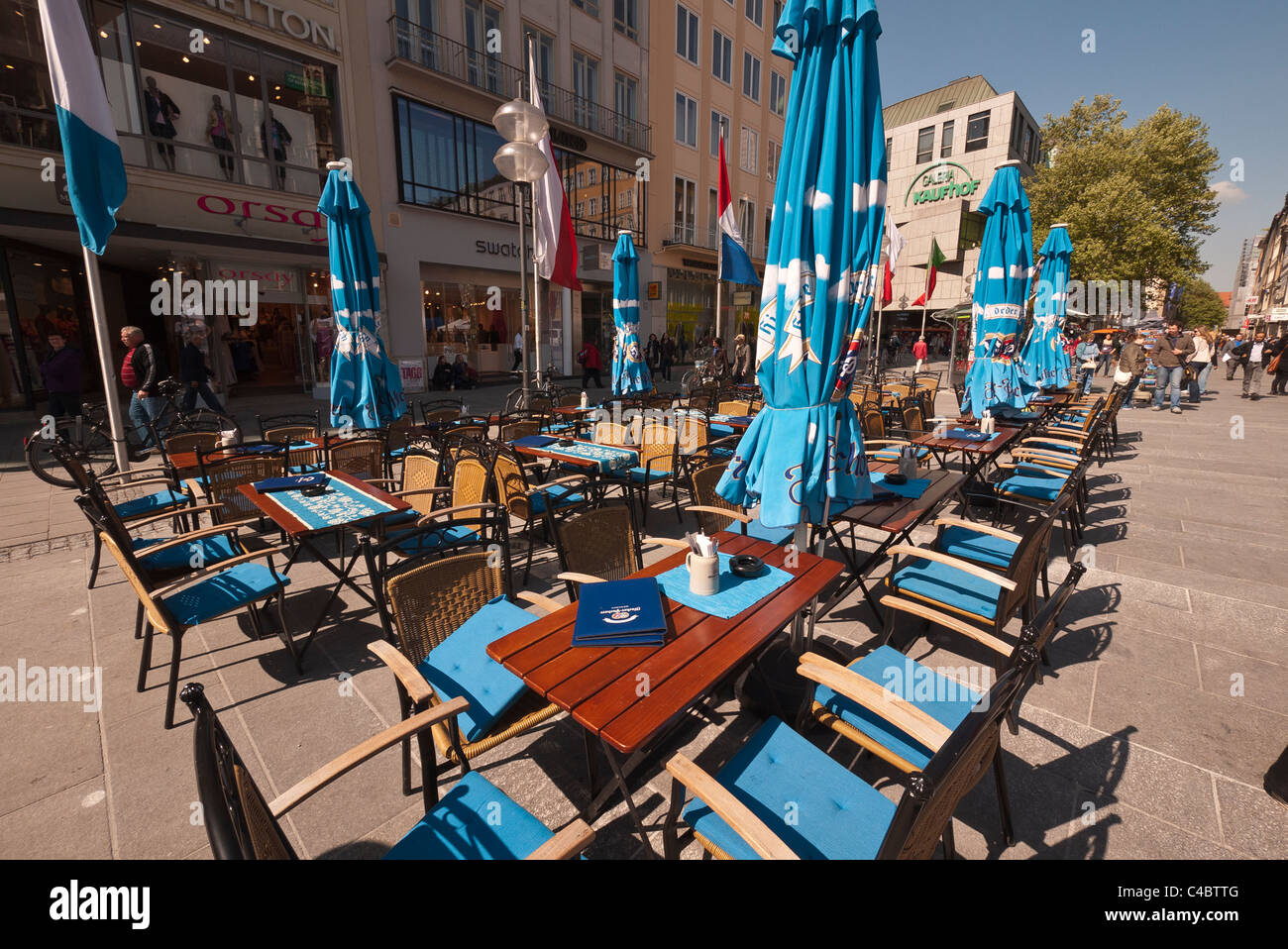 Tabelle configurate per il pranzo con i colori bavaresi in un cafe' all'aperto sulla Marienplatz, la piazza centrale di Monaco di Baviera, Germania. Foto Stock