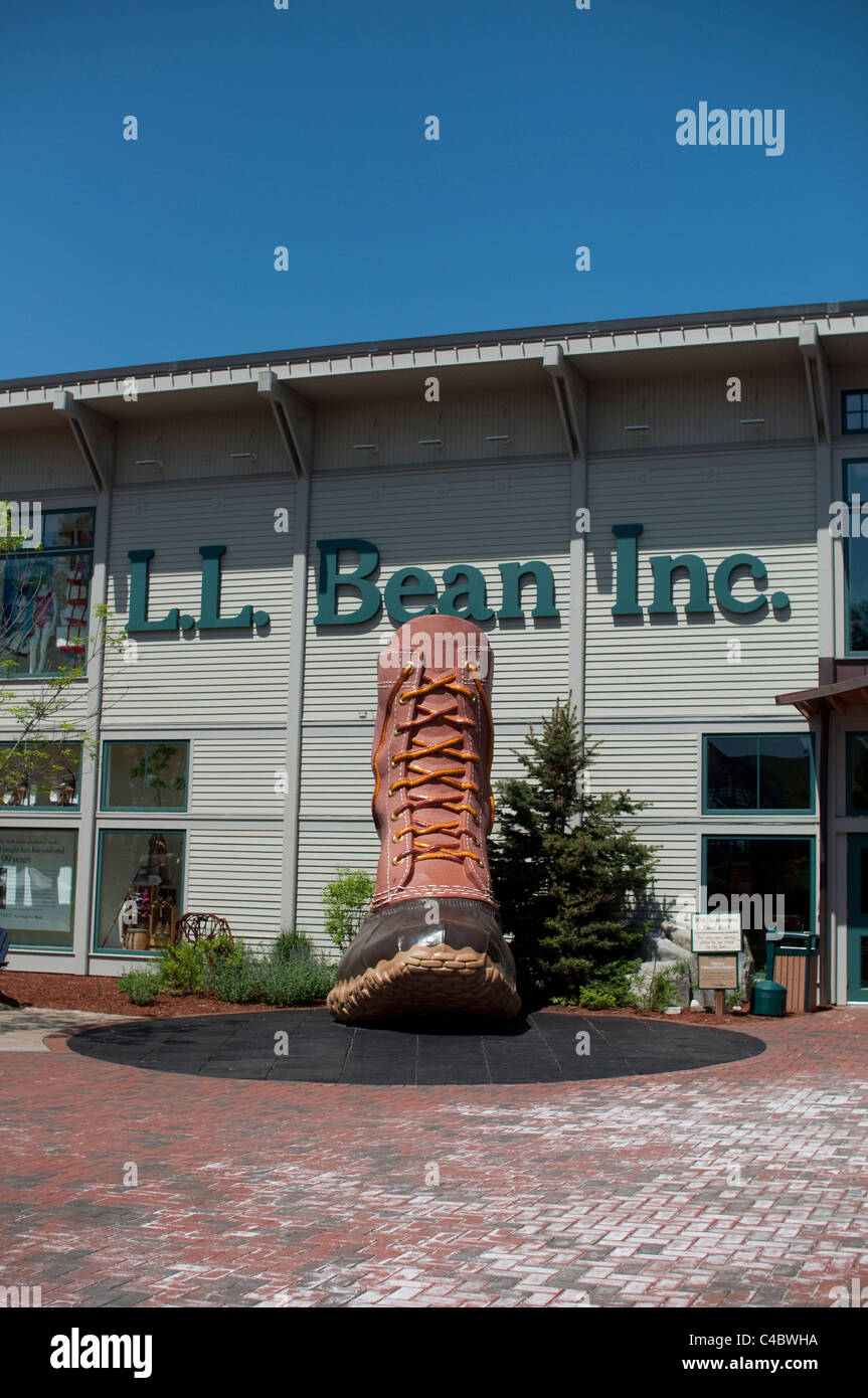Una gigantesca scultura del bean caccia boot saluta gli acquirenti all'entrata di L.L. Fagiolo in Freeport, Maine, Stati Uniti d'America. Foto Stock