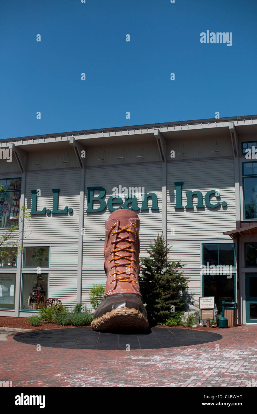 Una gigantesca scultura del bean caccia boot saluta gli acquirenti all'entrata di L.L. Fagiolo in Freeport, Maine, Stati Uniti d'America. Foto Stock