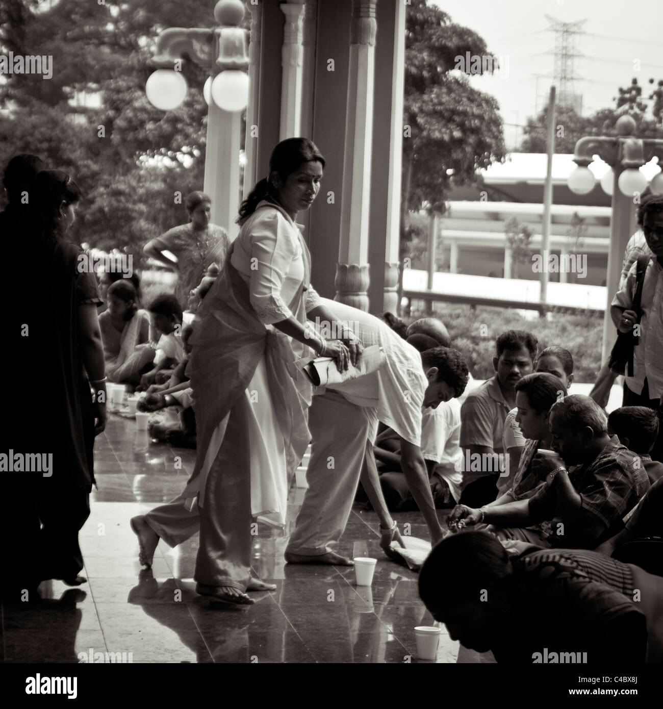 Dettaglio della gente locale durante il pranzo tradizionale. La foto è stata scattata il 25 settembre 2010 accanto a Grotte Batu di Kuala Lumpur in Malesia. Foto Stock