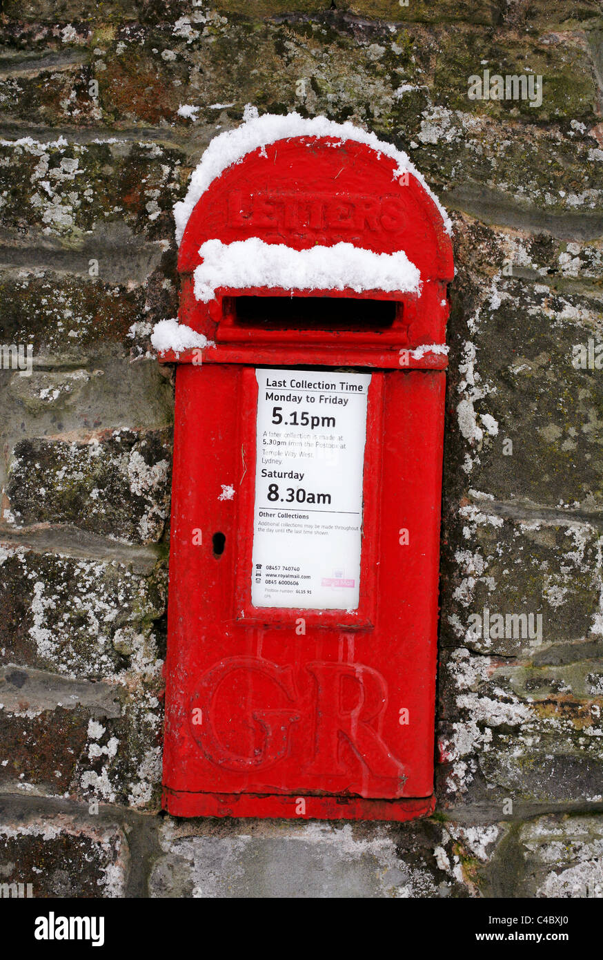 Vecchio postbox con la neve Foto Stock