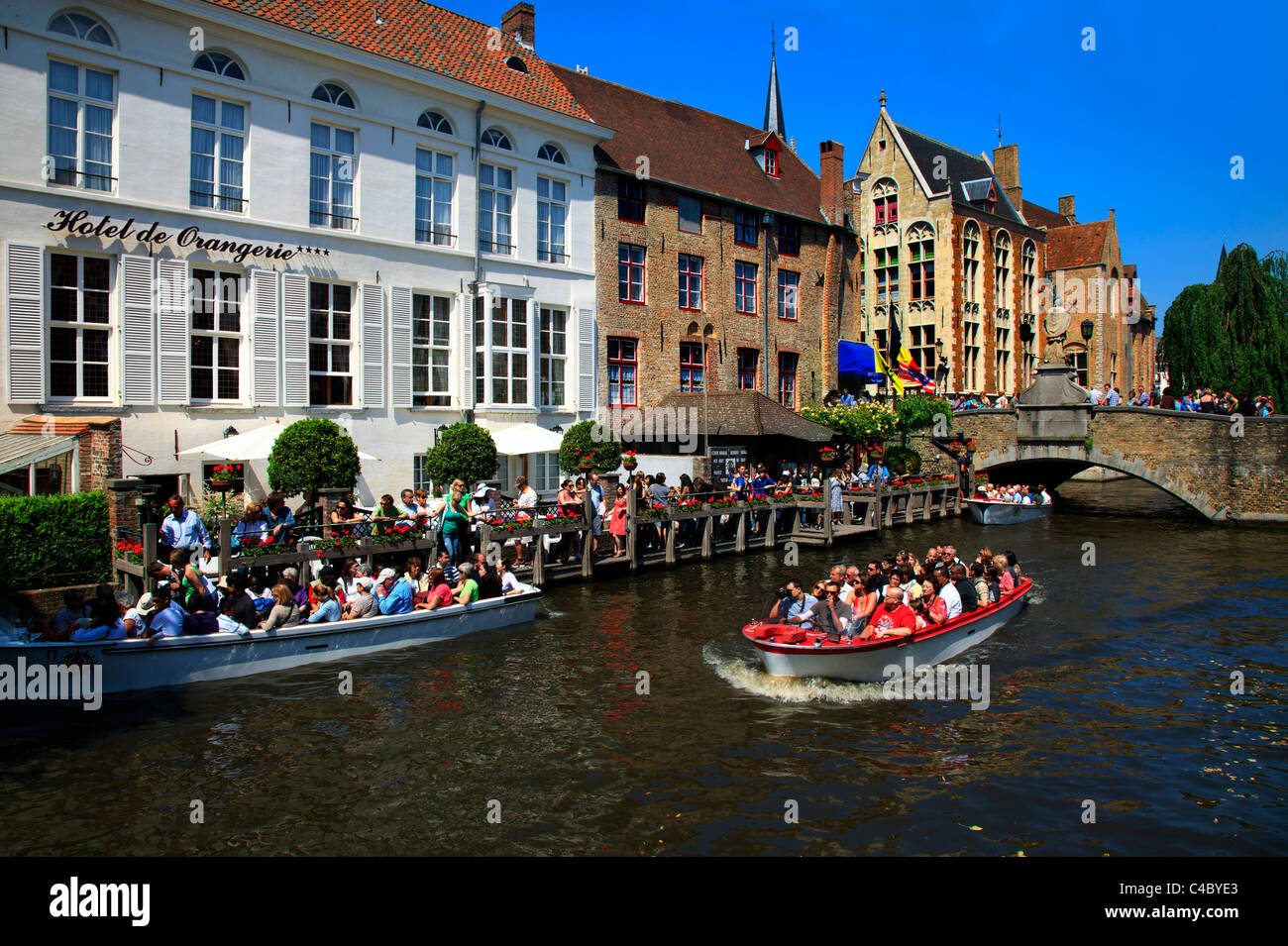 Un canale di scena in Bruges Belgio Foto Stock