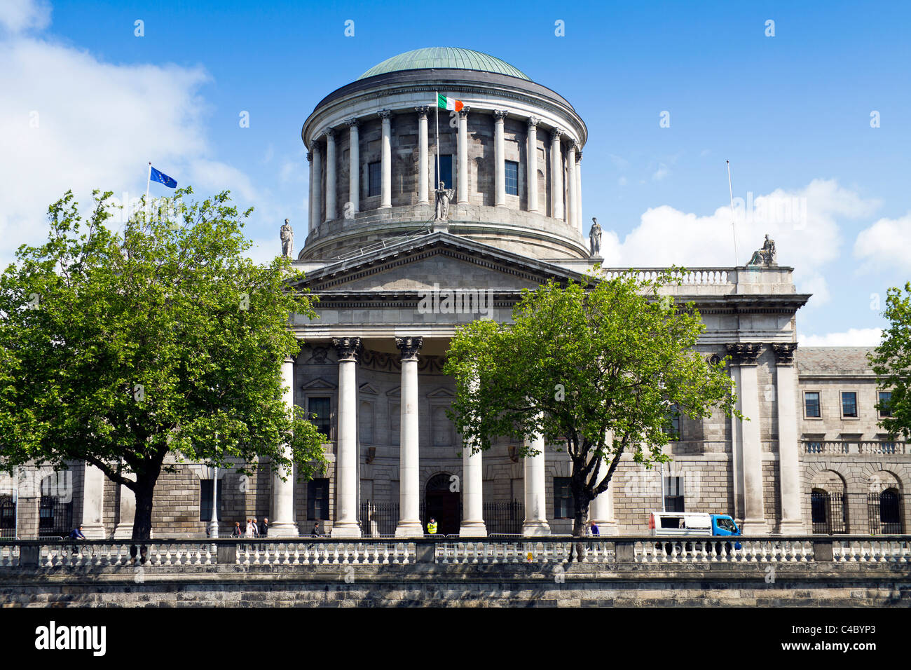 Una delle maggiori attrazioni di Dublino Four Courts edificio sul fiume Liffey. Un certo numero di pedoni pedoni può essere visto w Foto Stock