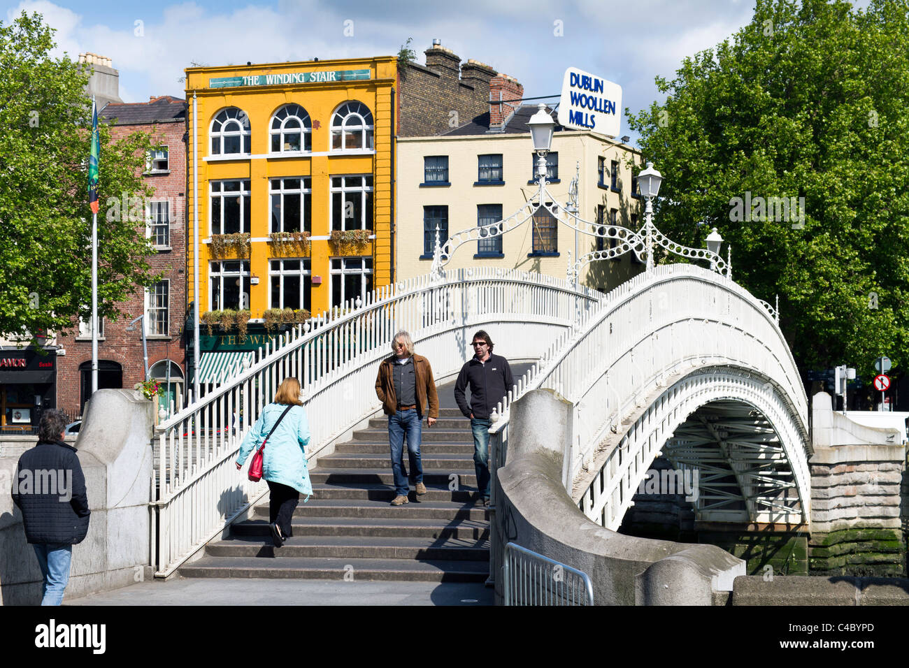Dublino, Irlanda - 19 Maggio 2011: Uno dei maggiori punti di riferimento di Dublino Ha'penny Bridge sul fiume Liffey. Un certo numero di pedestri Foto Stock