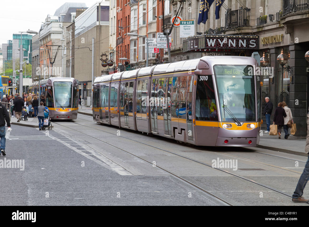 Dublino, Irlanda - Aprile 16th, 2011: Locale tram, chiamato Luas, nel centro della città di Dublino. Molti turisti e la gente del posto può essere visto commuti Foto Stock