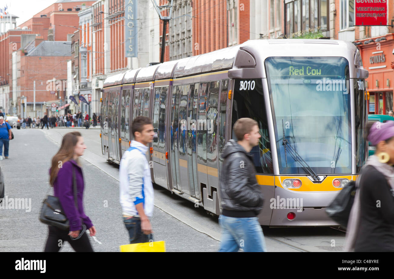 Tram locali, chiamato Luas, nel centro della città di Dublino. Molti turisti e la gente del posto si può vedere il pendolarismo e camminando per le strade di Dublino Foto Stock