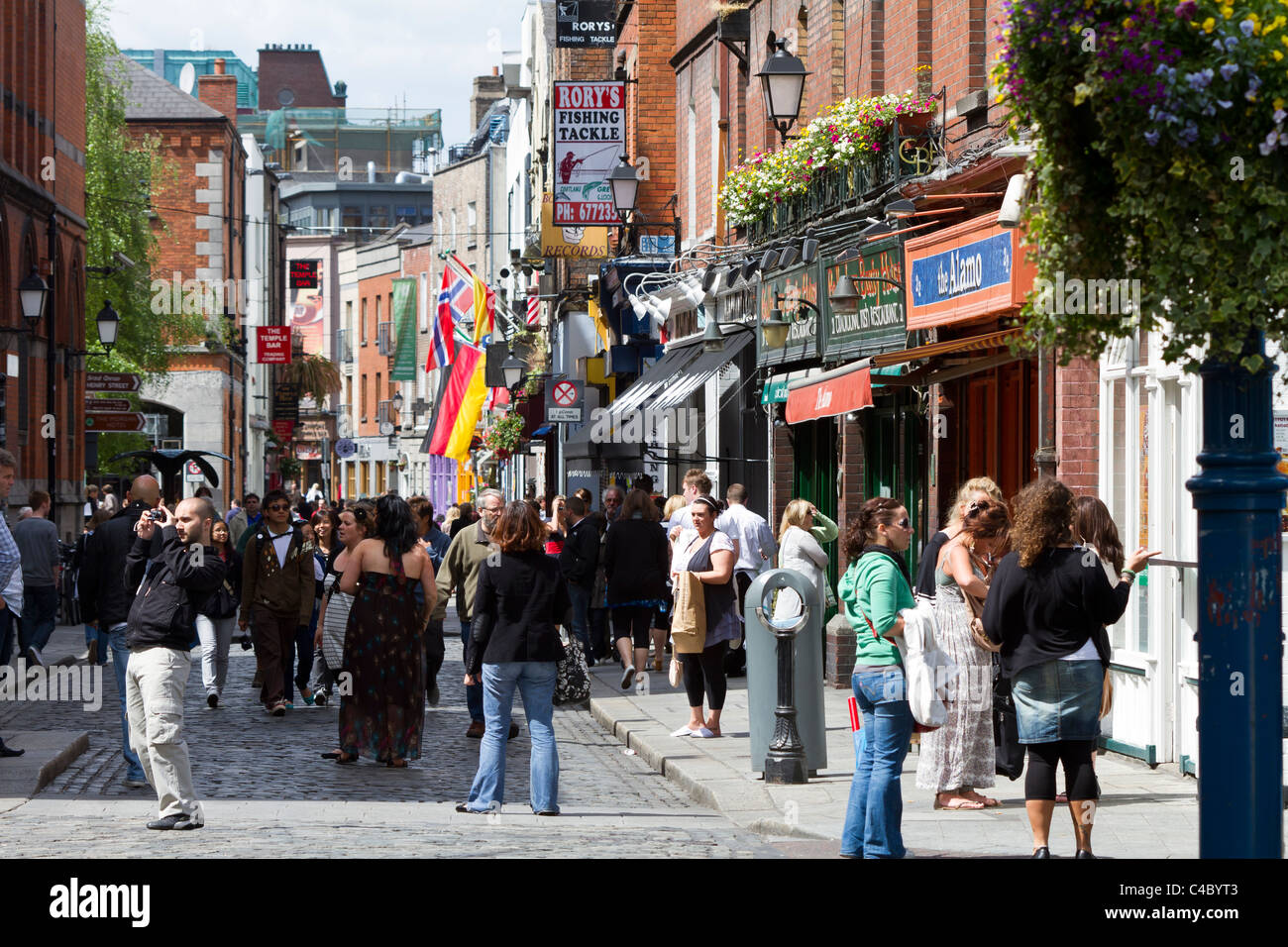 Temple Bar Street è una delle strade più trafficate di Dublino che serve come un attrazione per i turisti. Foto Stock