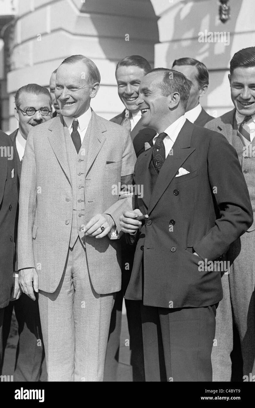 Foto d'epoca del presidente USA Calvin Coolidge (sinistra) e animatore Al Jolson (destra) al di fuori della Casa Bianca nel mese di ottobre 1924. Foto Stock