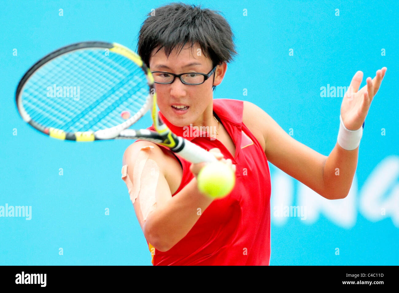 Zheng Saisai della Cina in azione durante le ragazze' Singles finali. Foto Stock