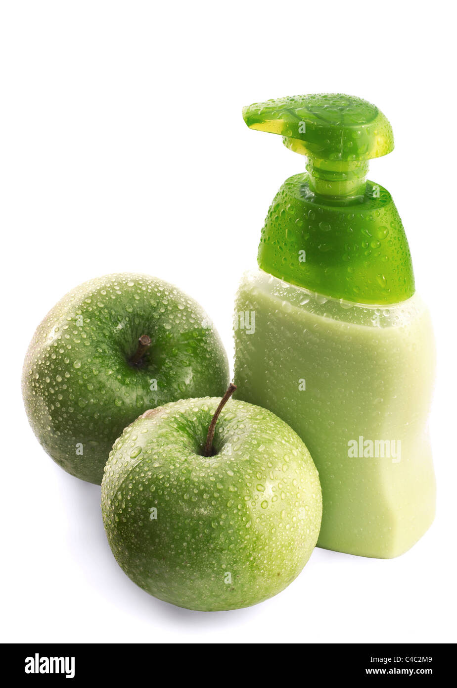 Mela verde e il sapone liquido con acqua scende isolato su bianco Foto Stock