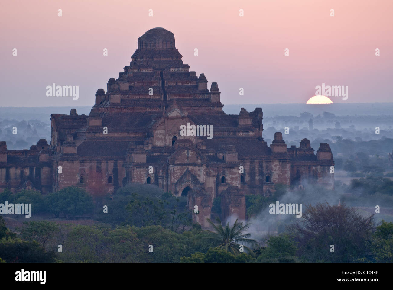 Tempio Dhammayangyi, Bagan all'alba Foto Stock