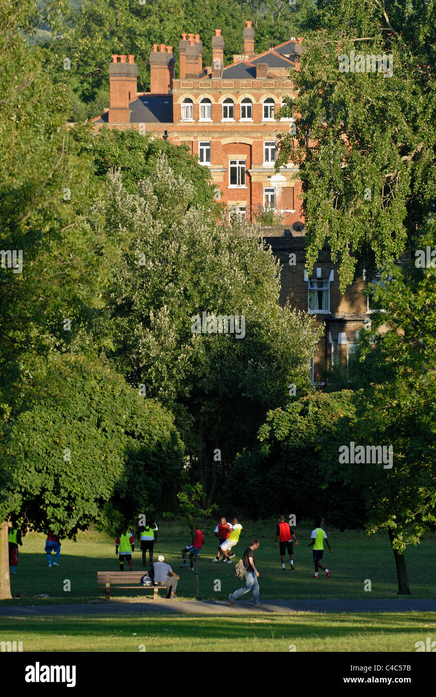 Park scena, calcio in luce della sera e mansion in background, Brockwell Park, Herne Hill, SE London Foto Stock