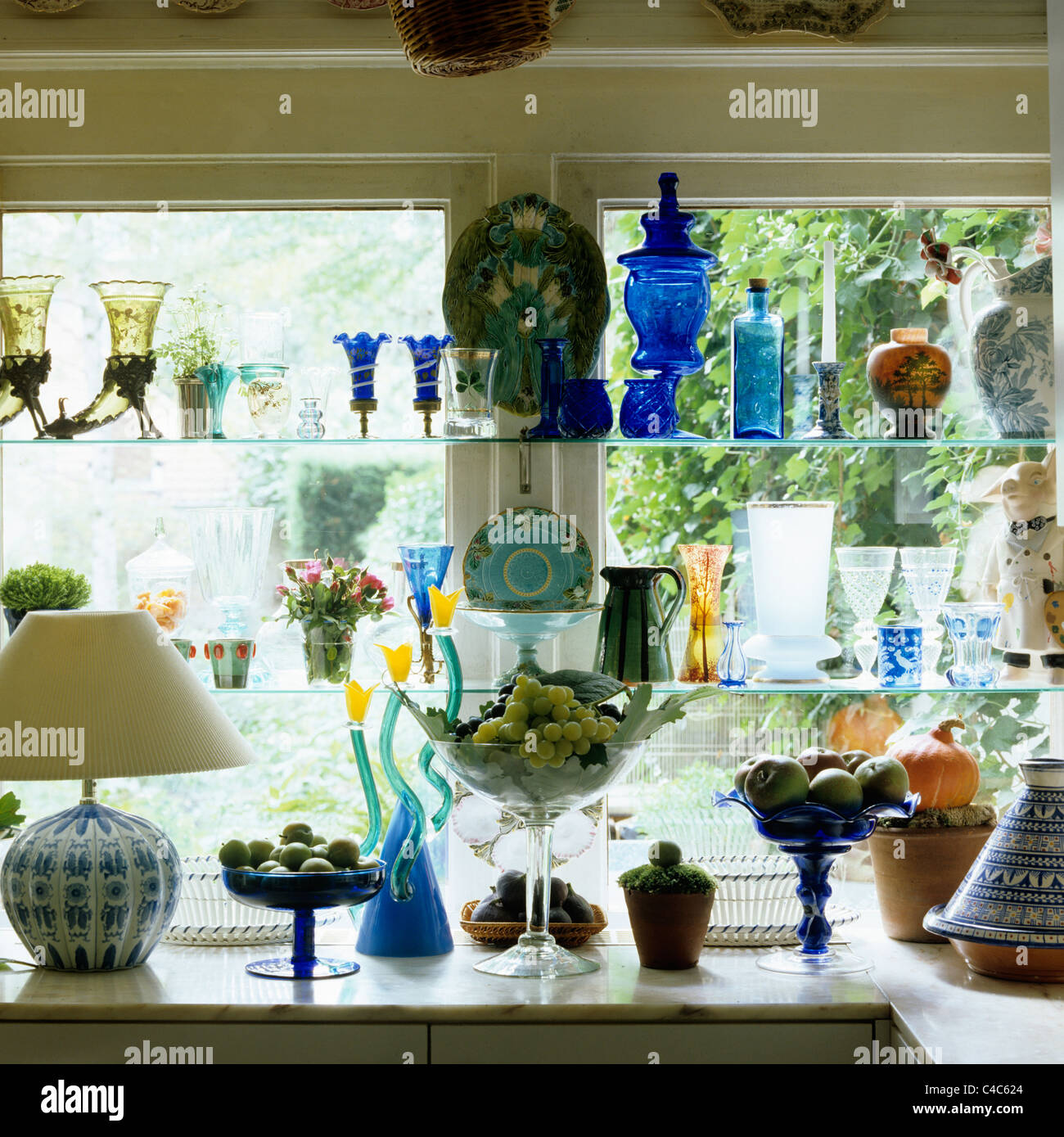Raccolta di articoli di vetreria assortiti sulla finestra scaffalatura Foto Stock