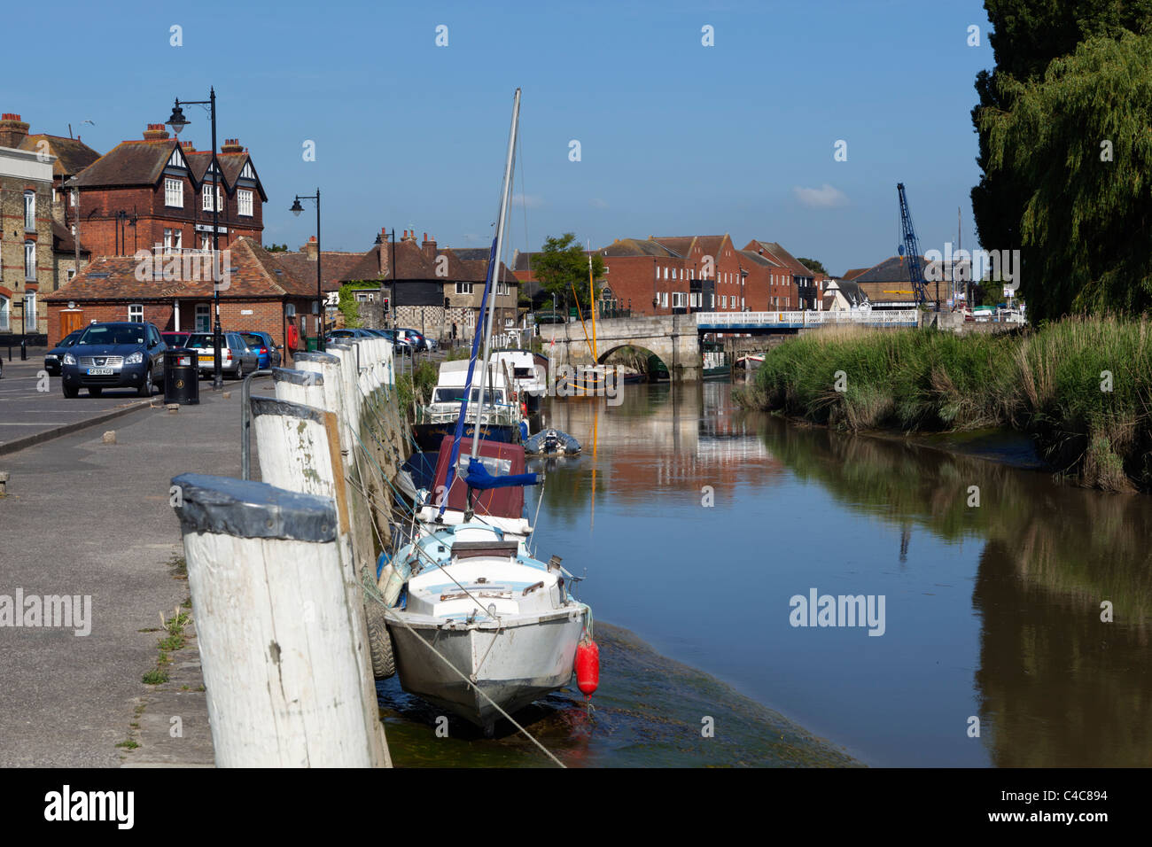 Vista lungo il fiume Stour e città a sandwich Foto Stock