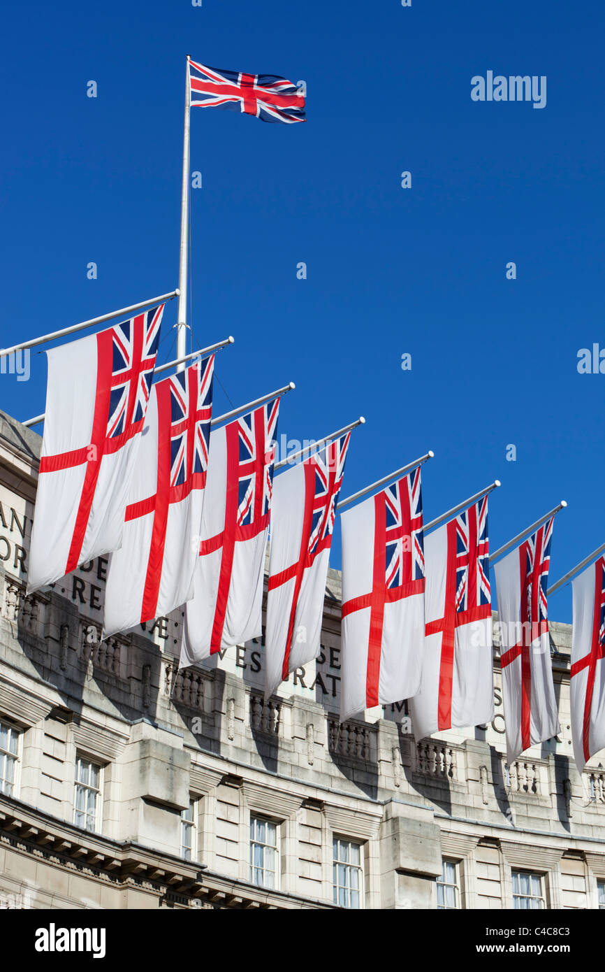 Royal Navy White Alfieri e Union Jack volare al di sopra Admiralty Arch lungo il Mall a Londra Foto Stock