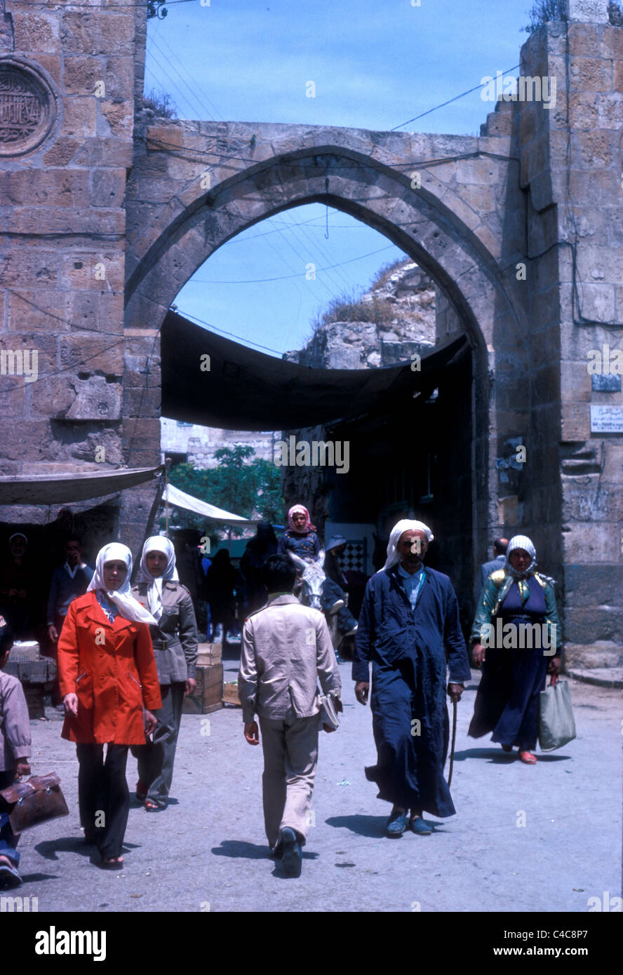 Scena a Bab el Makkam, entrata nel souq di Aleppo, Siria 1984 Foto Stock