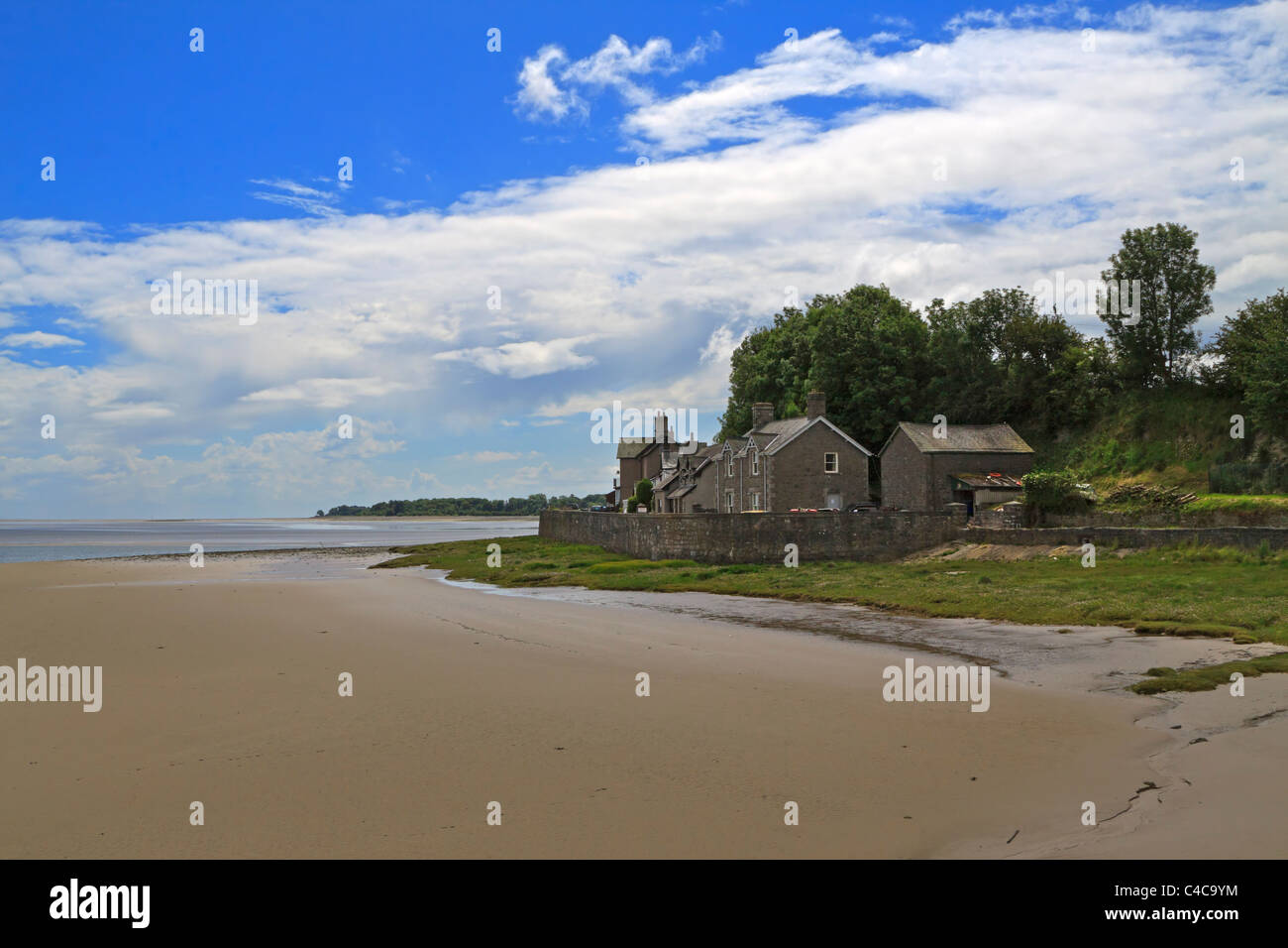 Canal piede, Ulverston, Cumbria. A poche case abbracciate le rive della baia di Morecambe situata in corrispondenza della bocca dell'Leven estuario. Foto Stock