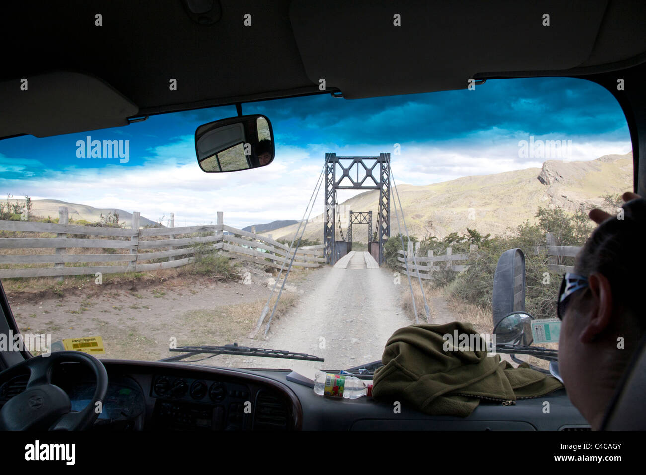 Bridge crossing, Parco Nazionale Torres del Paine, Cile Foto Stock