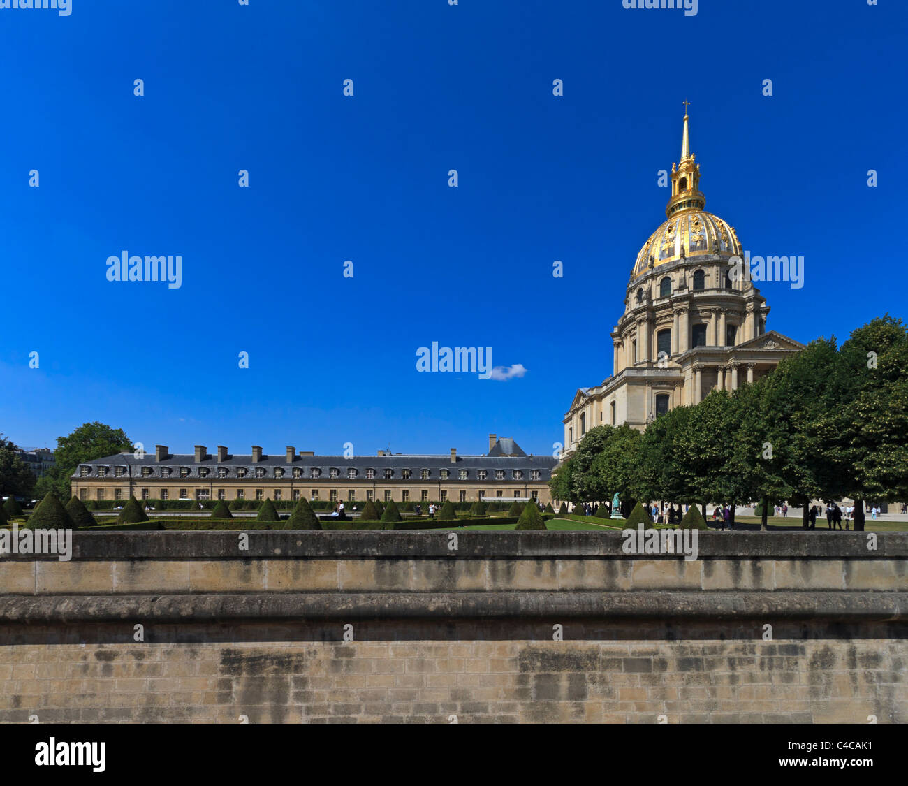 Les Invalides e cupola chiesa, Parigi. L' Hotel des Invalides è stato costruito da Luigi XIV per alloggiare i feriti e i veterani di pensionati. Foto Stock