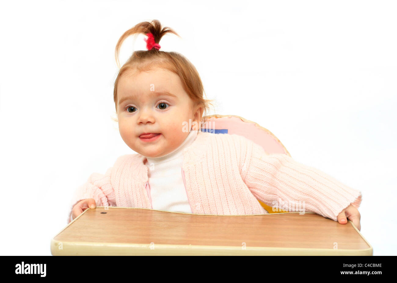 Una bambina seduto su un seggiolino per bambino Foto Stock