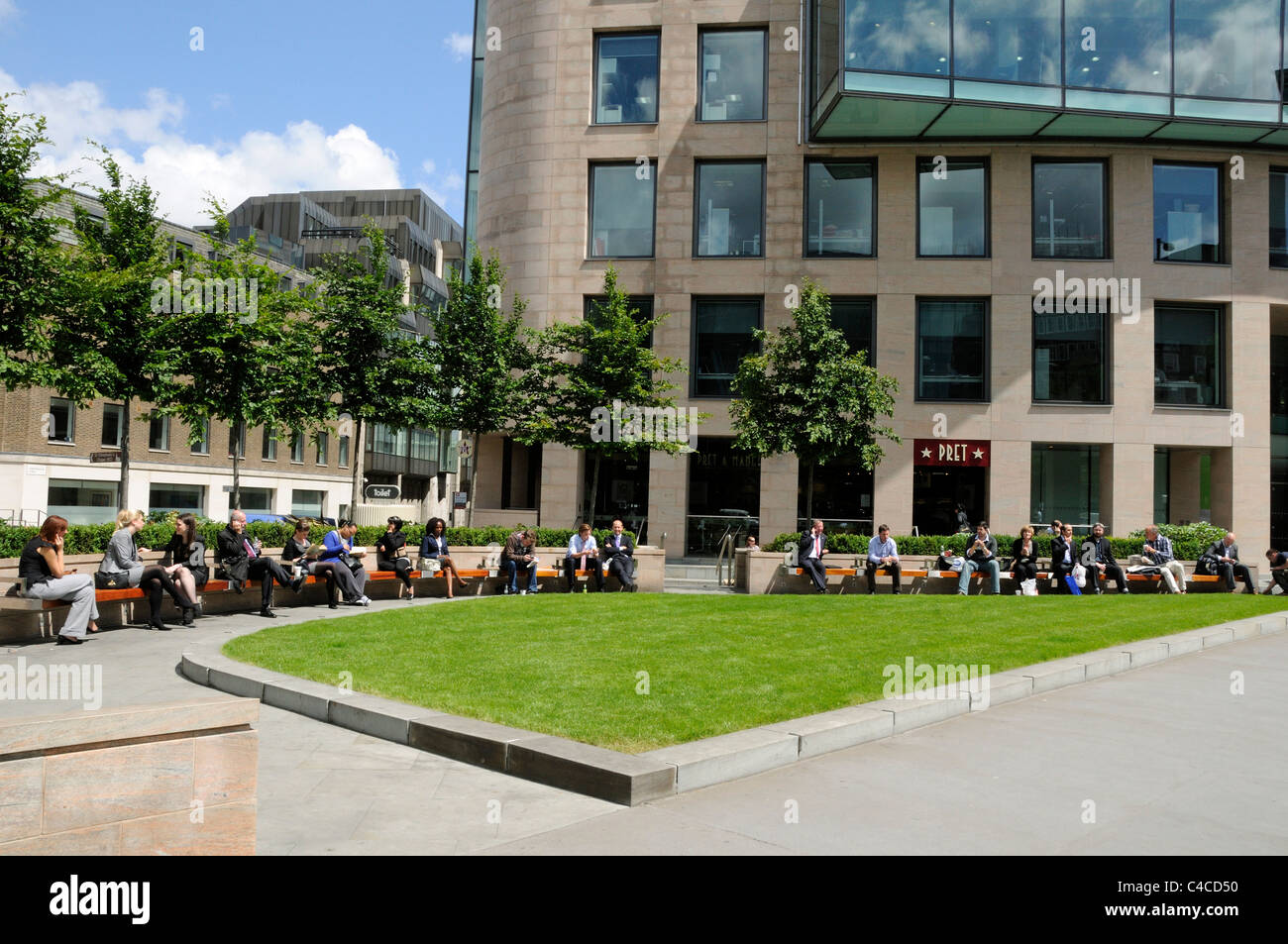 Le persone che si godono il sole in un nuovo e moderno a forma di triangolo public area salotto o di uno spazio aperto, Circo di Holborn Viaduct London REGNO UNITO Foto Stock