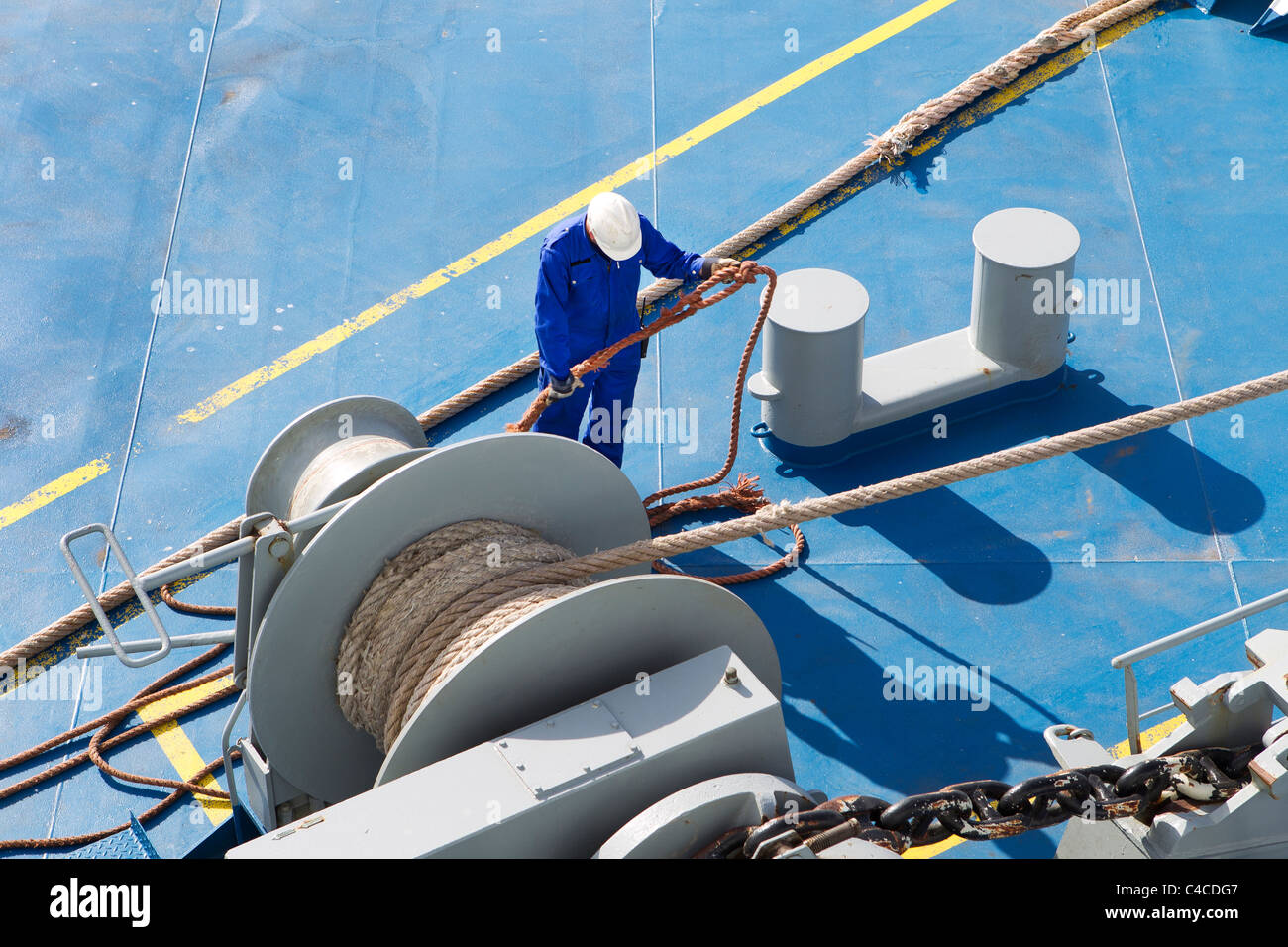 Marinaio marinai deckhands lavoro lavoro nave argano funi orditi Foto Stock