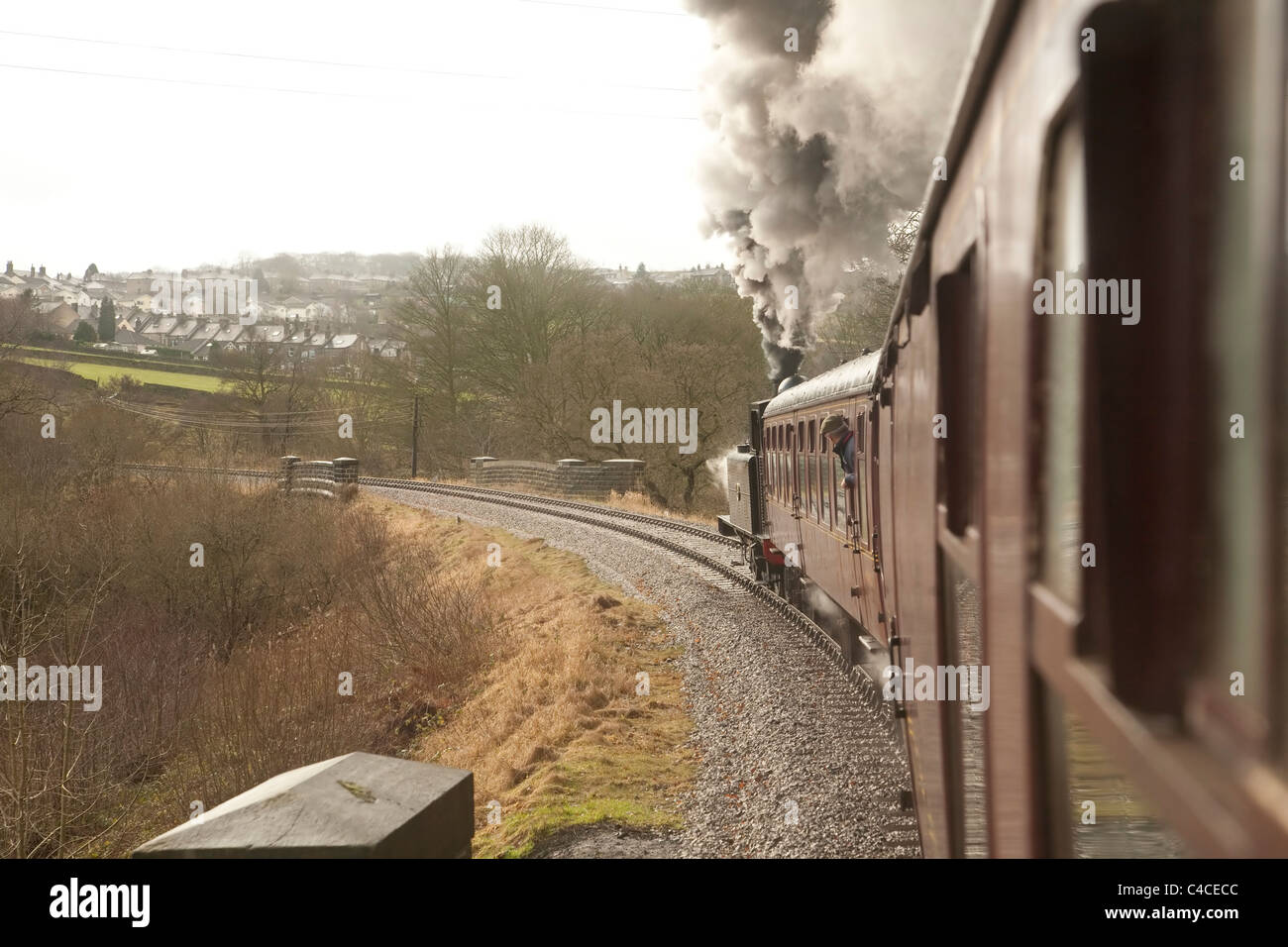 Serbatoio del vapore locomotiva 0-6-2 numero 85 in vapore e tirando un treno passeggeri sulla Keighley e Worth Valley Railway Foto Stock