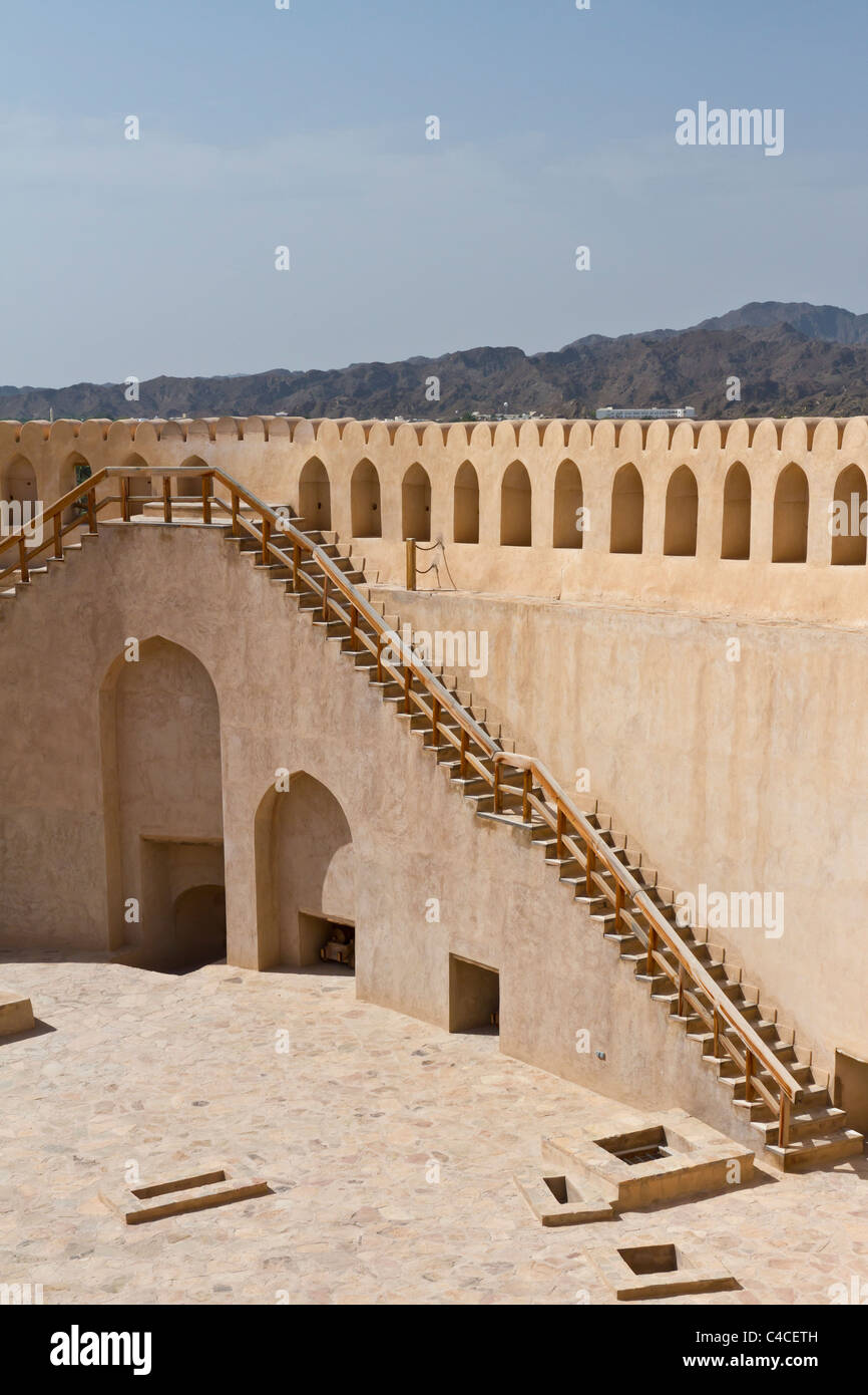 La Nizwa Fort interno in Nizwa, Sultanato di Oman. Foto Stock