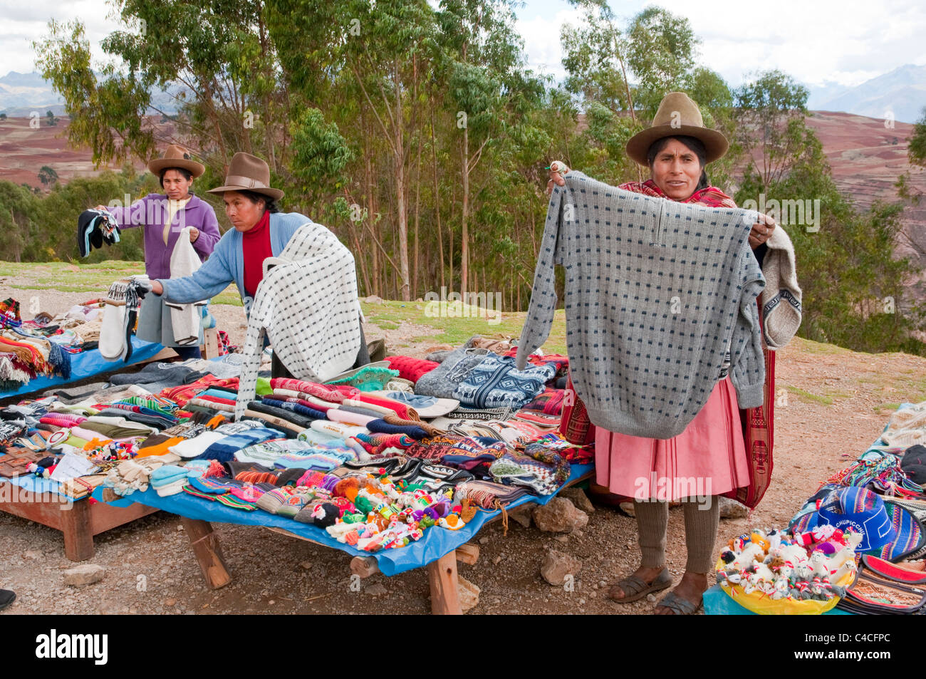 Peruviano rurali Mercati su strada con i tradizionali manufatti per la vendita. Foto Stock